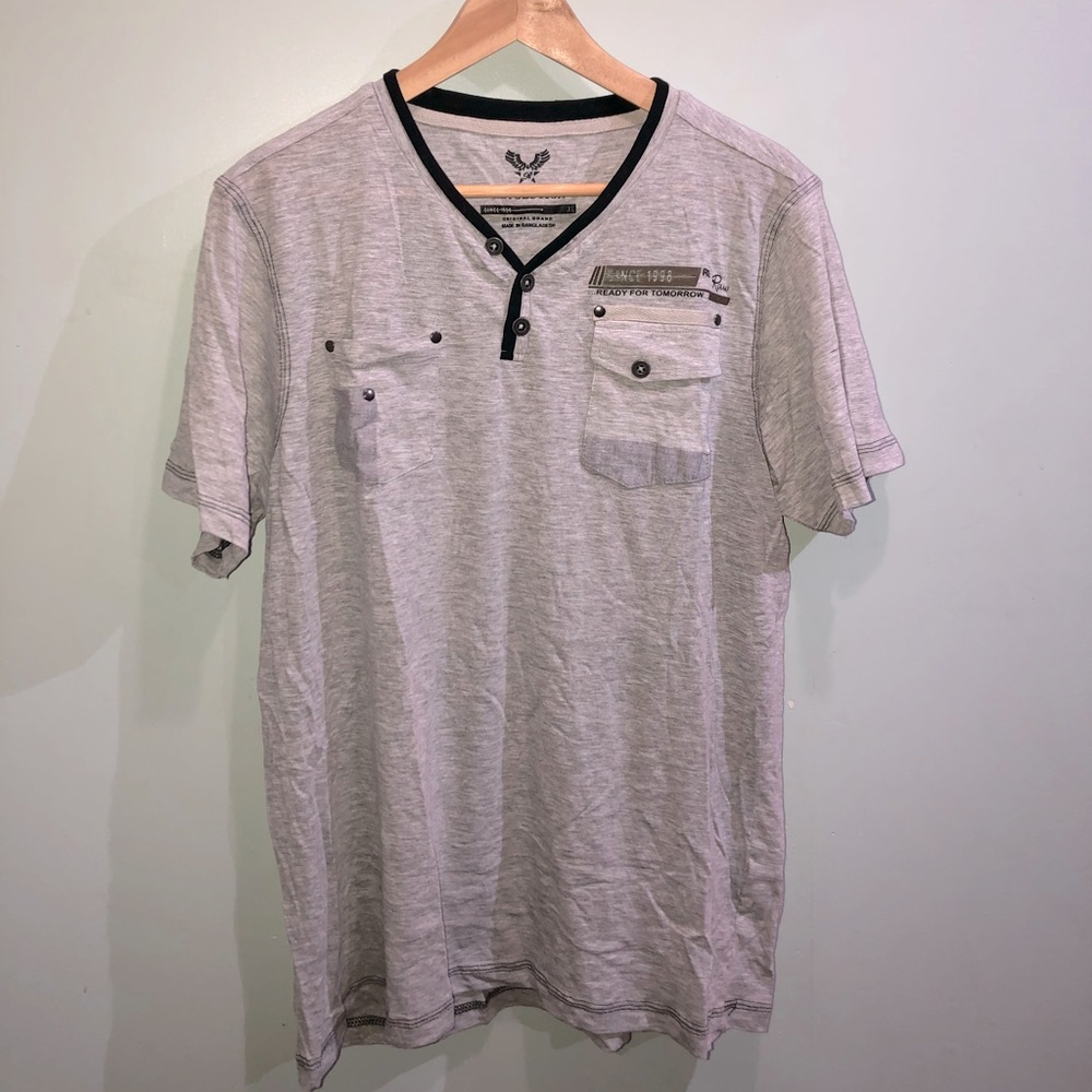 V-neck short sleeve t-shirt